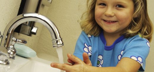 Bambina che si lava le mani