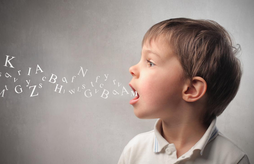 Bambino con lettere che gli escono dalla bocca