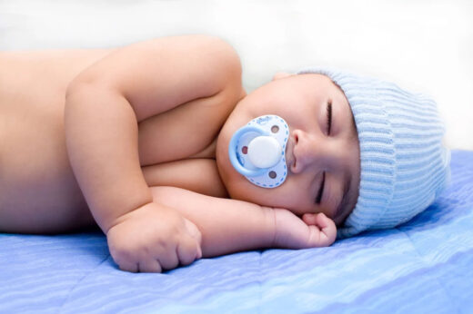 Neonato con ciuccio