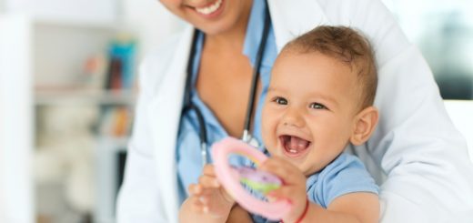 Pediatra con bebè