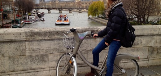 Ragazza in bicicletta a Parigi