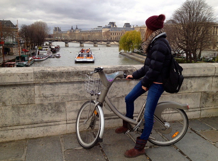 Ragazza in bicicletta a Parigi